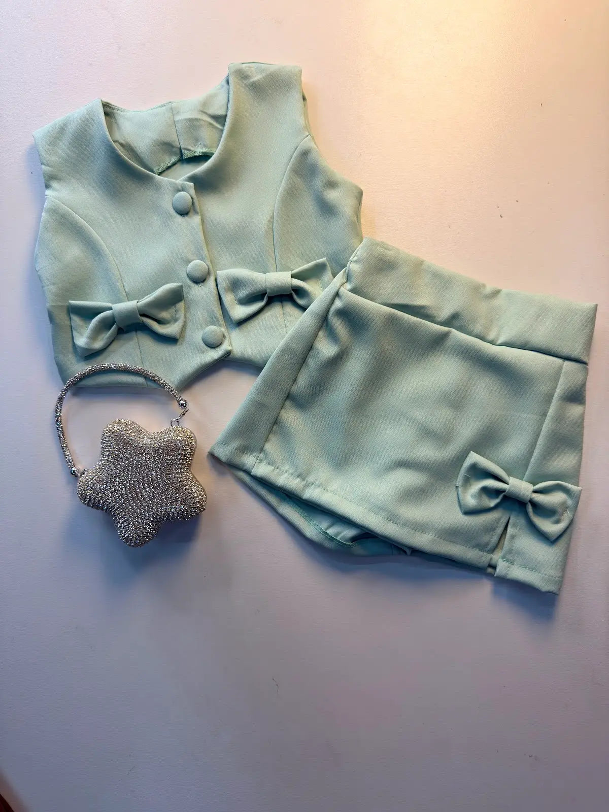 Conjunto Infantil Alfaiataria Colete e Shortsaia com Laços