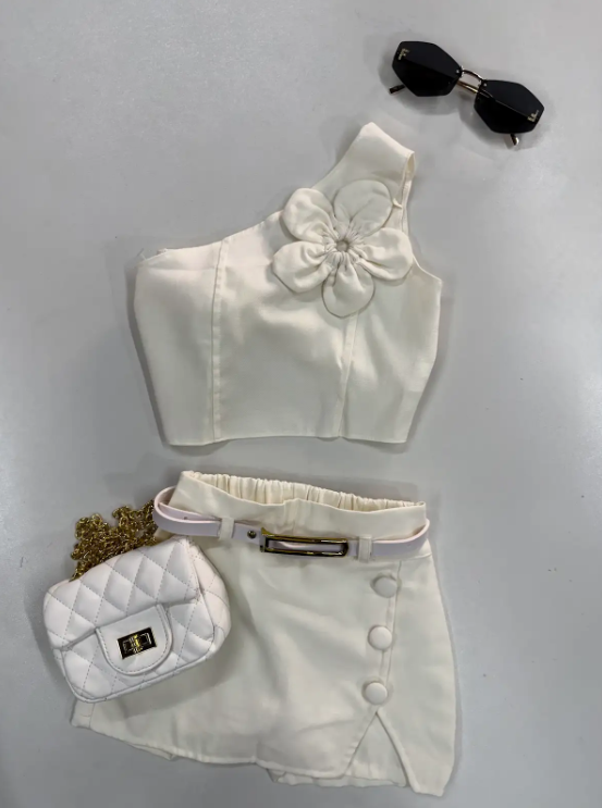 Conjunto Alfaiataria Feminino Off White com Cropped de Flor e Short Saia