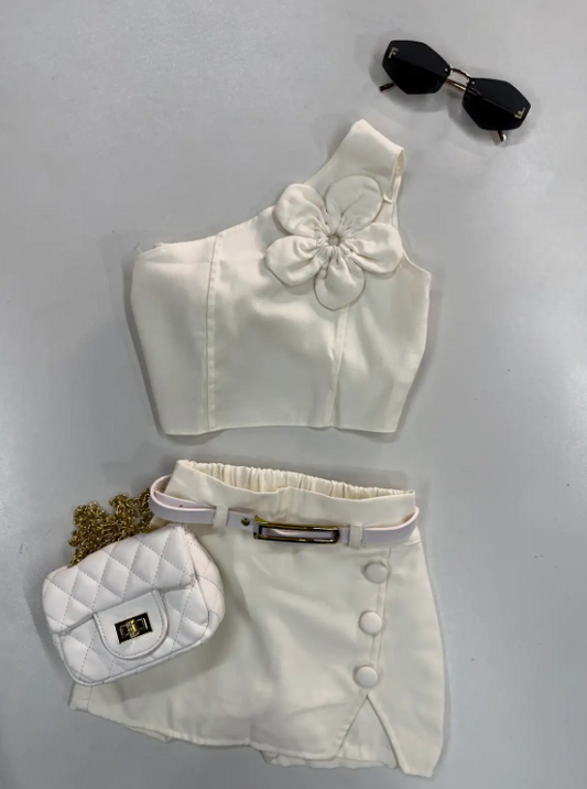 Conjunto Alfaiataria Feminino Off White com Cropped de Flor e Short Saia