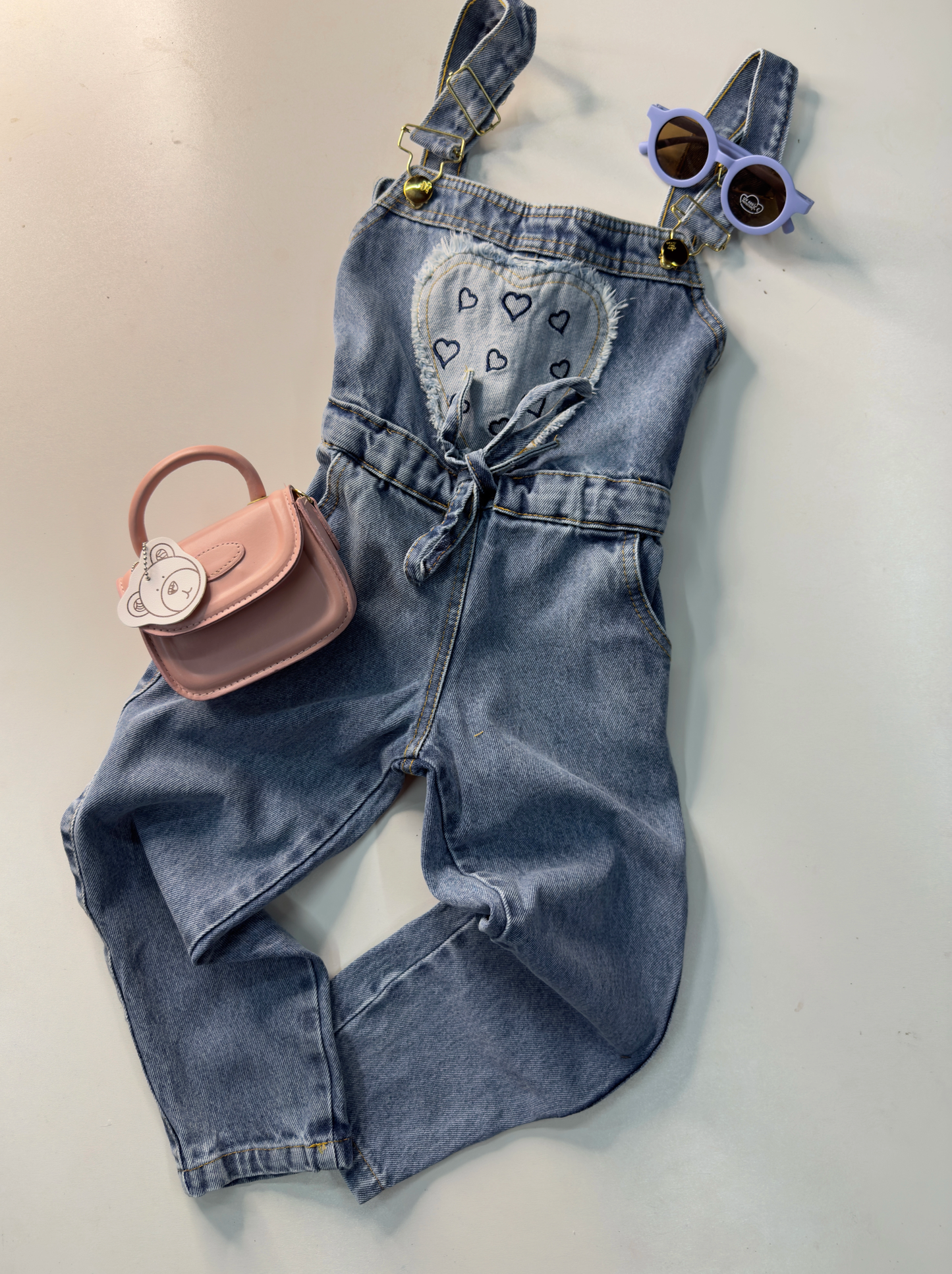Jardineira Jeans Infantil com Bordado de Coração
