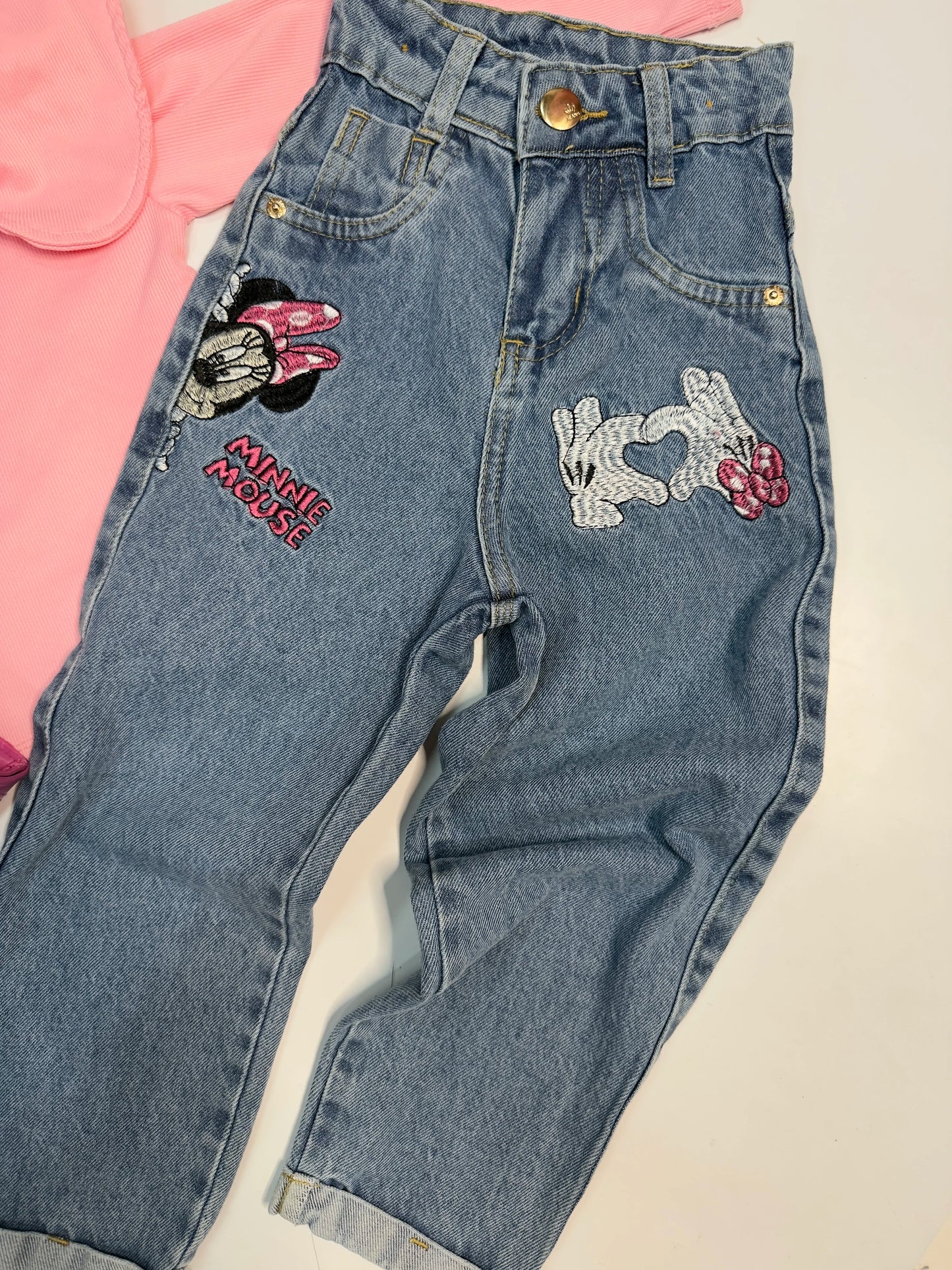 Calça Jeans Mom Infantil Bordada com Barra Dobrada