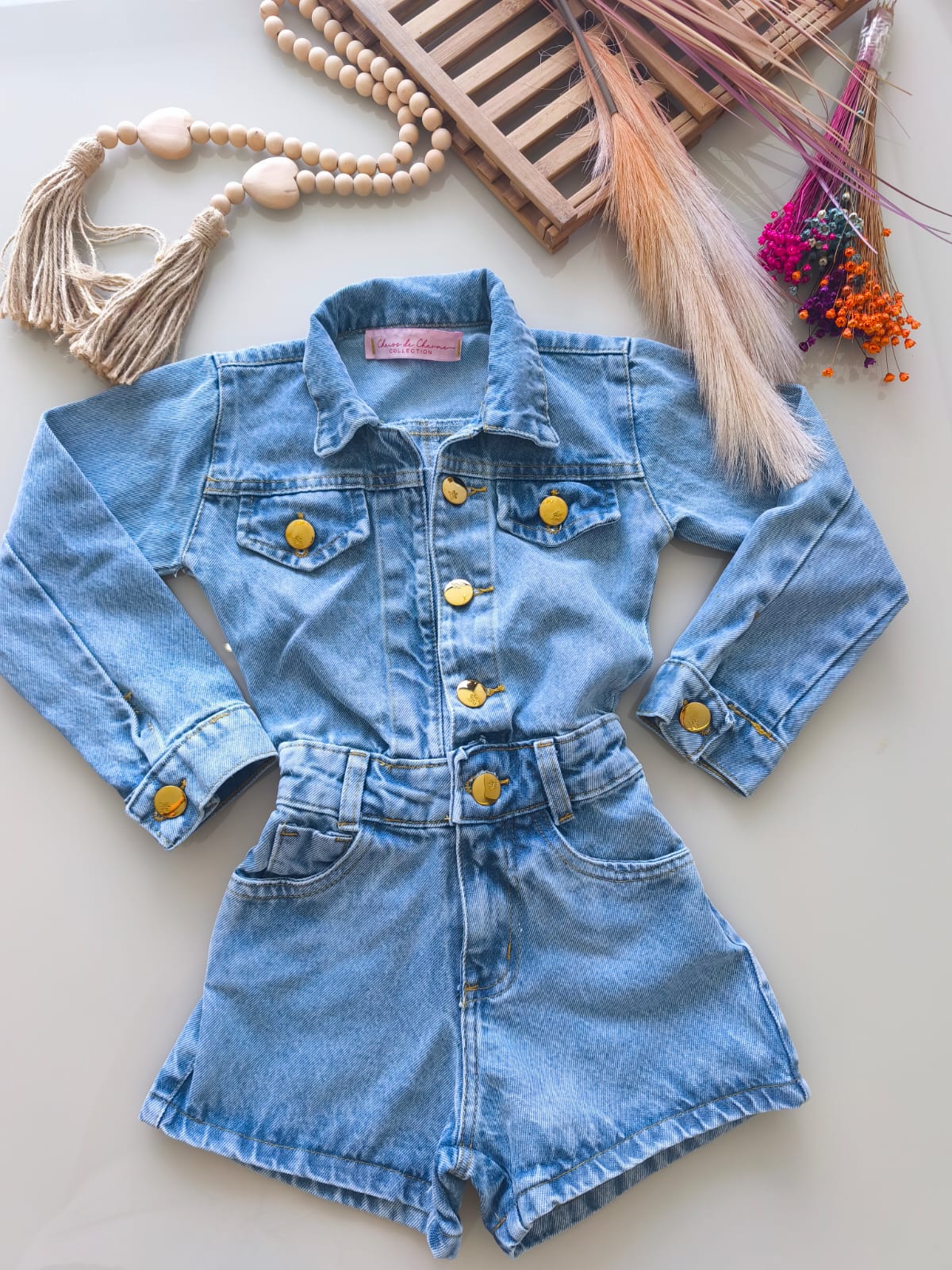 Macaquinho Jeans Feminino com Elástico na Cintura e Bolsos Fakes